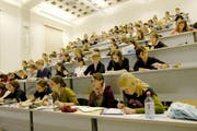 Blick in einen Hörsaal der PH Zug. (Bild: pd)