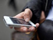 Dank einer SMS an den falschen Empfänger konnte dem Mann das Leben gerettet werden (Symbolbild) (Bild: Keystone)