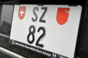 Ab dem 20. März können im Kanton Schwyz aussergewöhnliche Nummernschilder ersteigert werden. (Bild: Bert Schnüriger / Neue SZ)