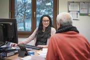 Personalexpertin Ornella Sassano berät im Projekt «Sesseltausch» eine arbeitslose Person. (Bild: Pius Amrein (Sursee, 30. November 2017))