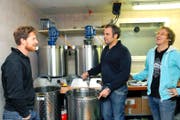 Serge Odermatt (von links) vom Brauteam mit den beiden Co-Präsidenten Rochus Odermatt und Marcel Barmettler. (Bild Adrian Venetz)