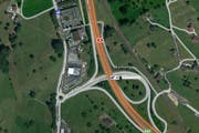 Die Ausfahrt Küssnacht soll verlängert werden, weil sich der Verkehr teilweise vom Kreisel Fänn (links unten) bis zur Ausfahrt staut. (Bild: map.search.ch)