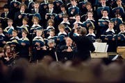 Sie werden vor Weihnachten im Schweizer Fernsehen zu sehen sein: Die Luzerner Sängerknaben, hier beim Karfreitags-Konzert 2014 in der Jesuitenkirche in Luzern.. (Bild: Pius Amrein / Neue LZ (Archiv))