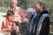 Menschenrechtsbeobachterin Margrit Freivogel im Gespräch mit Aktivisten. (Bild: PD)