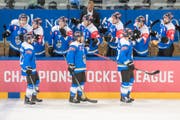 Die Zuger Spieler Dominic Lammer, Garrett Roe und Robin Grossmann (von links) klatschen nach einem Tor mit den Mitspielern ab. (Bild: Urs Flüeler / Keystone (Zug, 31. August 2017))
