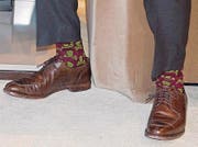 Die Socken: Trudeau verzichtet auf schwarze Normalo-Socken, die seine Berufskollegen gern tragen. Justin Trudeau trägt Socken mit Botschaft. An einem Nato-Gipfel waren es Socken mit Nato-Emblem, an der Pride Regenbogen-Socken, und am diesjährigen World Economic Forum in Davos wählte er Socken mit Totenköpfen (Bild). (Bild: AP)