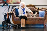 Ein unzertrennliches Paar: Margrith Grüter (98) und ihre Katze Susi (15) verbringen im Pflegeheim Zunacher gemeinsam ihren Lebensabend. (Bild Philipp Schmidli)