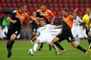 2010 spielte der FCL im Zürcher Exil gegen Utrecht. Daniel Gygax (Mitte) wird vom heutigen FCL-Assistenztrainer Michael Silberbauer bedrängt. (Bild: Philipp Sch,idli (Zürich, 5. August 2010))