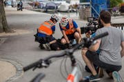 Szene aus dem neuen Imagefilm: Velopolizisten der Luzerner Polizei verhaften einen Räuber. (Bild: PD)