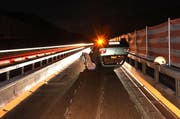 Das Auto kam auf dem Dach liegend zum Stillstand. (Bild: Kantonspolizei Nidwalden)