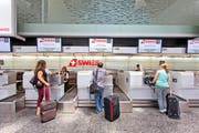Check-in am Zürcher Flughafen: Wer nicht direkt bei Swiss bucht, muss künftig eine Gebühr entrichten. (Bild: Keystone/Gaetan Bally)