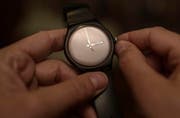 Der Zuger Regierungsrat unterstützt Zeittausch-Modelle. Im Bild: eine Uhr, fotografiert in Zürich. (Bild: Keystone/ Christian Beutler)
