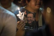 Demonstrantin bei einer Kundgebung für Liu Xiaobo. (Bild: Roman Pilipey/EPA (Hongkong, 29. Juni 2017))
