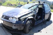 Die Spuren am Auto zeugen vom heftigen Zusammenstoss. (Bild: Luzerner Polizei (Zell, 24. April 2017))