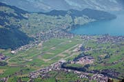 In der Gemeinde Buochs (rechts am See) wurde eine Asylunterkunft geplant. (Bild: Markus von Rotz (31. Juli 2012)NZ) (Neue Nidwaldner Zeitung))