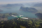 Eine PC-6 fliegt über dem Pilatusgebiet. (Bild: Pilatus Flugzeugwerke AG)