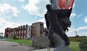 Oben: Das Jugendkulturzentrum in Nikischyne ist schwer beschädigt. (Bild: André Widmer)