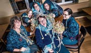 Das wohl einzige reine Frauen-OK der Luzerner Fasnacht. Vorne in der Mitte: Präsidentin Rita Stanger. (Bild: Boris Bürgisser (Reiden, 17. Januar 2018))