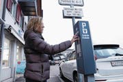 In der ganzen Stadt Zug gibt es rund 80 Parkuhren auf öffentlichen Parkplätzen. Wird die herkömmliche Bedienung bald von einer App oder einem Online-Bezahldienst ersetzt? (Bild: Werner Schelbert (Zug, 20. Dezember 2017))