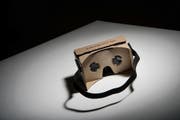 Google Cardboard: Die Brille besteht hauptsächlich aus Karton und macht sie deshalb für den Einsatz an Schulen interessant. (Bild Pius Amrein)
