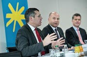 Die Luzerner Kantonalbank präsentiert ihr Jahresergebnis an ihrem Hauptsitz an der Pilatusstrasse in Luzern. Auf dem Bild zu sehen sind von links: Finanzchef Marcel Hurschler, CEO Daniel Salzmann und VR-Präsident Mark Bachmann. (Bild: Pius Amrein)