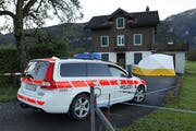 Die Polizei sichert Spuren beim Tatort. (Bild: Geri Holdener/Bote der Urschweiz)