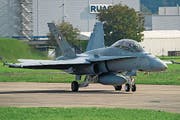 Ein FA 18 Hornet der Swiss Air Force startet vor der RUAG am Freitag, 5. Oktober 2012 auf der Airbase Emmen zu einem Testflug. (KEYSTONE/Sigi Tischler) (Bild: SIGI TISCHLER (KEYSTONE))