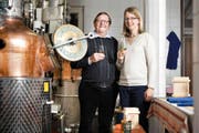 Vater und Tochter stehen hinter dem Whisky made in Altbüron: Hans und Jolanda Stadelmann. (Bild: Corinne Glanzmann / (Neue LZ)