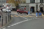 Vor diesem Fussgängerstreifen beim Kolinplatz, wo hier im Bild der rote SUV hält, hielt auch die Fahrerin des BMW. als die Lenkerin des Kleinwagens die Hechstossstange touchierte. (Bild: Google Maps)