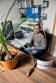 Der Luzerner Oliver Zadori hat den Dschungelkompass erfunden. Hier vergleicht er die Flut an Tarifen der Schweizer Telefonanbieter. (Bild Corinne Glanzmann)