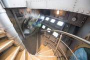Blick in die Nautilus-Lounge. Hier kann der Besucher übers und ins Wasser schauen. (Bild: Urs Flüeler / Keystone (Luzern, 4. Mai 2017))