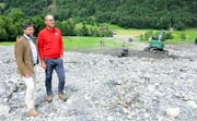 Geny Hess jun. (links) und Markus Thumiger auf der Geröllhalde, die das Grün überdeckt. (Bild: Oliver Mattmann (Engelberg, 31. Juli 2017))