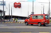 Die Feuerwehr sperrte die Zufahrt zur Mall of Switzerland ab. (Bild: Leserreporter)