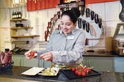 Gerarda Andreottola macht die Arbeit in der Metzgerei Spass. (Bild: Werner Schelbert (Rotkreuz, 4. Juli 2017))