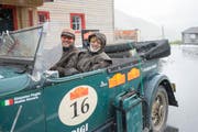 Mattia Noceral (I) und Giacomo Foglia (I) in einer Chevrolet Int. Tourer aus dem Jahr 1930 (Bild: Keystone / Urs Flüeler)