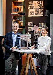 Marco Tschümperlin und seine Frau Dorothea mit ihrer preisgekrönten Kaffeemaschine «Gilda». (Bild Pius Amrein)