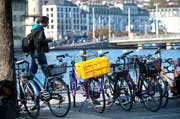 Veloparkplätze an der Bahnhofstrasse in Luzern: Der Stadtrat will bis 2020 2000 zusätzliche Abstellplätze schaffen. (Bild Eveline Beerkircher)