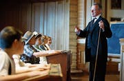 Frühjahr 2017: Die Kirchbühl-Schüler erleben anlässlich des Jubiläums eine Unterrichtsstunde wie vor 100 Jahren. (Bild: Stefan Kaiser (Cham, 10. Mai 2017))