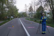 Die Unfallstelle auf der Maschwanderstrasse. (Bild: Kantonspolizei Zug / Hünenberg, 14.4.2017)