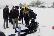 Das Fernsehteam bei den Dreharbeiten auf dem Sihlsee. (Bild zVg)