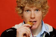 Reto Schmidiger mit seiner Goldmedaille. (Bild Philipp Schmidli/Neue LZ)
