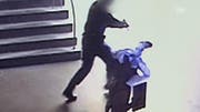 Die Überwachungskamera filmt den Prügelpolizisten. (Bild: SRF)