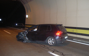 Der Fahrer dieses Autos prallte bei Amsteg in eine SOS-Nische. (Bild: Kantonspolizei Uri (Amsteg, 2. November 2017))
