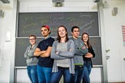 Ihre Wünsche und Vorstellungen für ihre Zukunft stehen an der Wandtafel. Von links nach rechts: die angehenden Maturanden Laura Brügger, Jeremy Baranage, Michelle Woodtli, Serkan Mirzanli und Franziska Kaufmann. (Bild Dominik Wunderli)