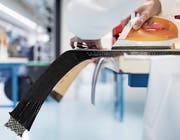 Ungefähr 4000 Eishockeystöcke pro Jahr werden heute von der Firma Composites Busch hergestellt. (Bild: Gaetan Bally/Keystone (Pruntrut, 28. November 2017))
