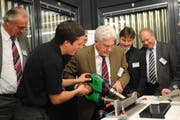 Maxon-VR-Präsident Jürgen Mayer (Mitte) liess sich in die Kunststoff-Schweisstechnik einführen. (Bild Corinne Glanzmann/Neue OZ)