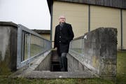 Leo Müller, Gemeindepräsident von Ruswil, vor dem Eingang der Notunterkunft. Hier ziehen Mitte Februar 100 Asylbewerber ein. (Bild: Corinne Glanzmann)