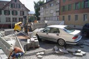 Glück im Unglück: Obwohl die 73-Jährige mitten in die Baustelle fuhr, wurde niemand verletzt. (Bild: Zuger Polizei)