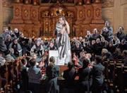 Faust (Sebastian Geyer) in Bedrängnis. Es ist eine der Szenen, welche sich in der Jesuitenkirche abspielt. (Bild: Ingo Höhn/PD)