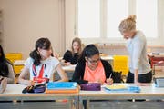 Lehrerin Sonja Stocklin gestern beim Englischunterricht mit 1.-Klasse-Sekundarschülerinnen der Pilotklasse «integrierte Sekundarschule» im Schulhaus Gasshof im Stadtteil Littau. (Bild Boris Bürgisser)